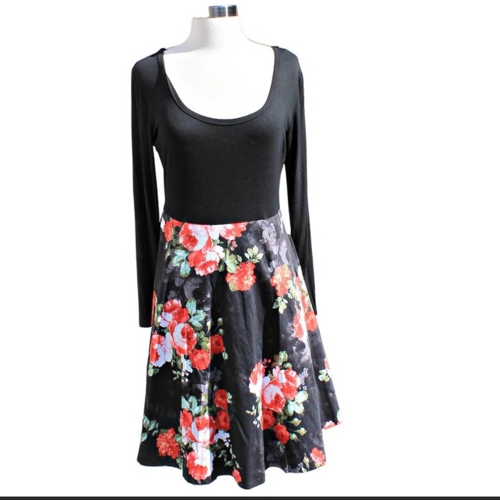 Huhot Long Sleeve Dress Black on Top & Lux Roses & Pockets Adorn Bottom SZ-LG
